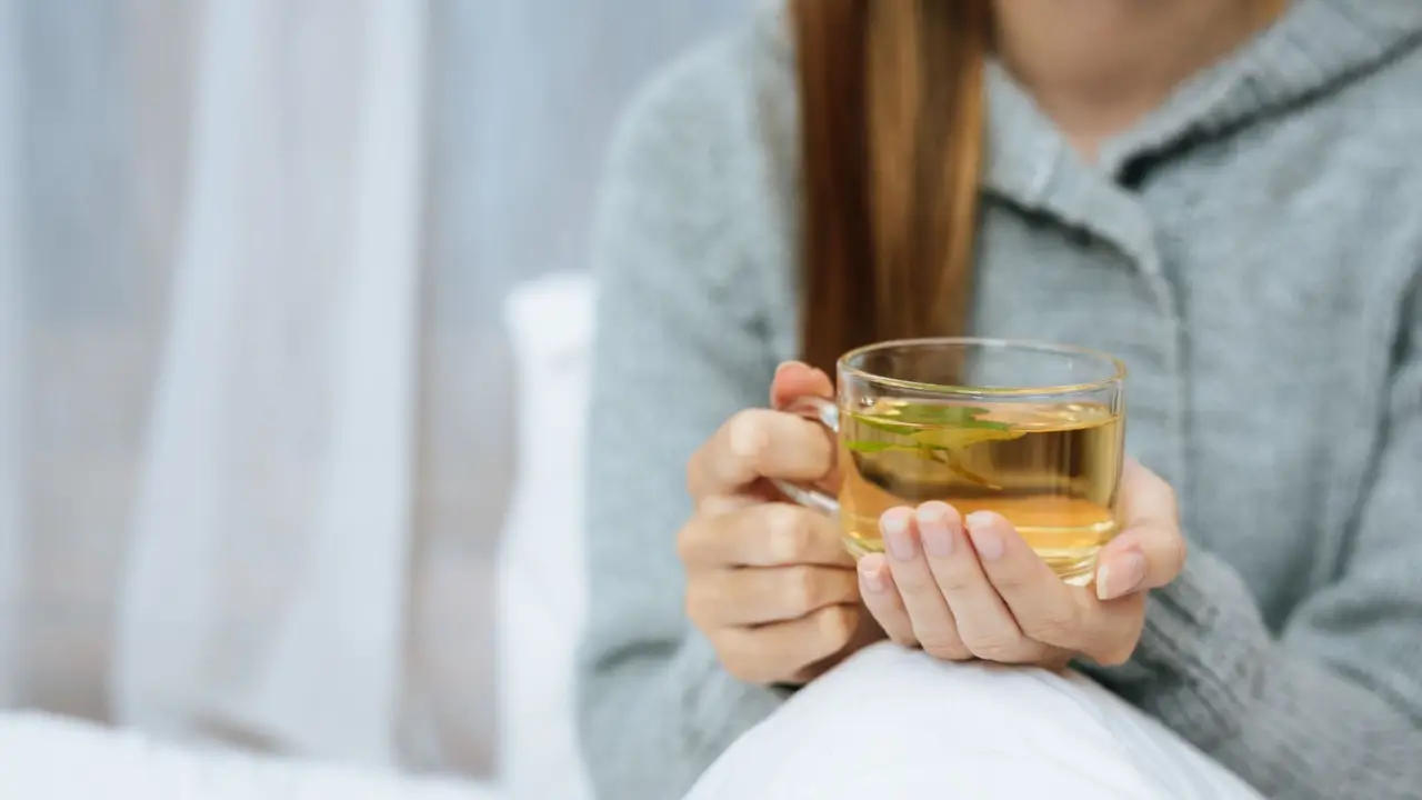 Non bere tè verde con farmaci: ecco l’interazione pericolosa Immagine selezionata